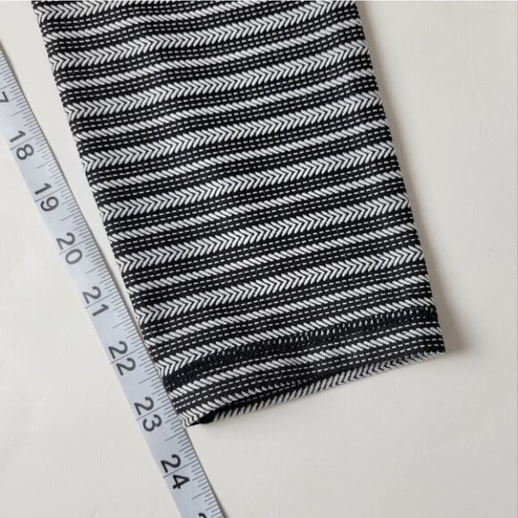𝅺zyia Active Chevron Striped Crop Leggings High Rise Black White 6-8 - Picture 9 of 10